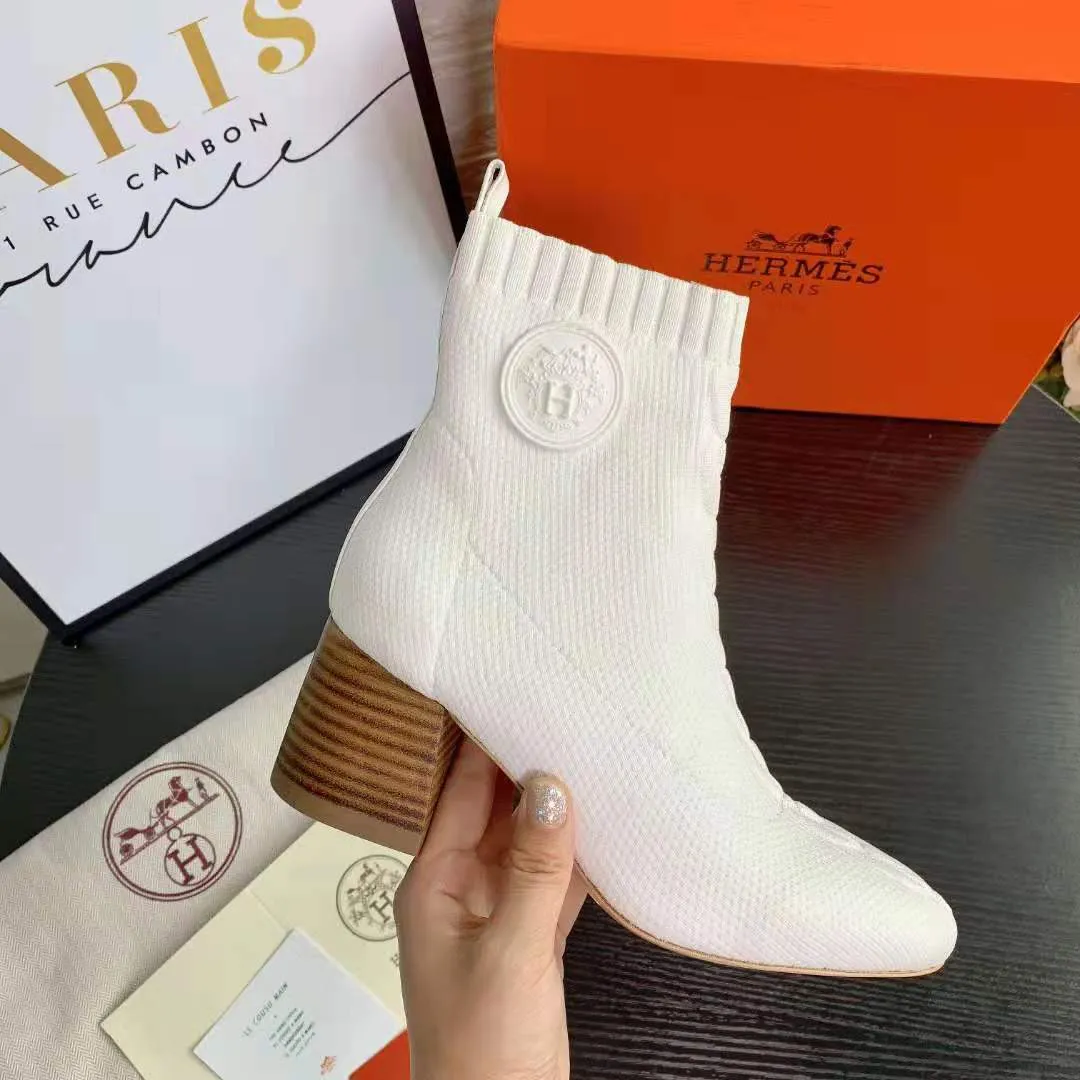 👟👟Ex-factory price 460👟👟 Hermes Hermes early autumn new model, the highest version on the market! Original board 1:1 purchasing level quality.  This is the youngest item from the H family this season! It’s just right to wear this season, it looks great on your feet and looks particularly slender 🌹 Fabric: Original 1:1 molded imported knitted upper, sheepskin lining. The heel is the latest molded horseshoe heel this year, with a heel height of 6.5cm 🌹 Size number: 34-41 (34.40 41/42 customized) 🌹 Outsole: Rubber sole and genuine leather sole optional 🌹Color: black, white, blue, burgundy 🌹Packaging with cloth bag certificate